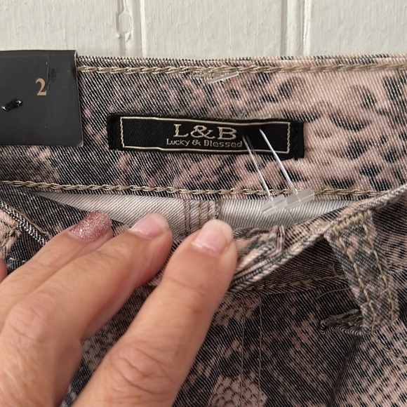 New! L&B Lucky & Blessed Snakeskin Distressed Straight Leg Jeans sz 2 - Picture 8 of 16